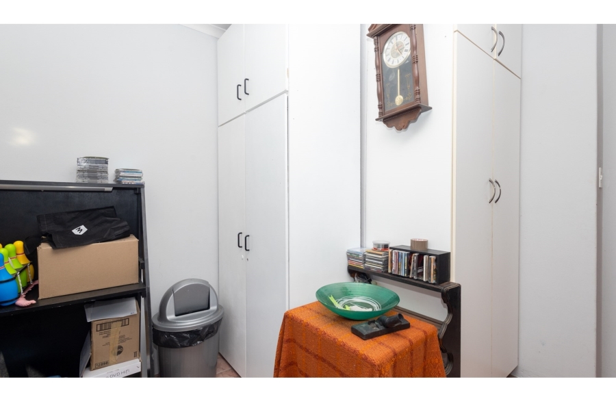 5 Bedroom Property for Sale in Avondale Western Cape